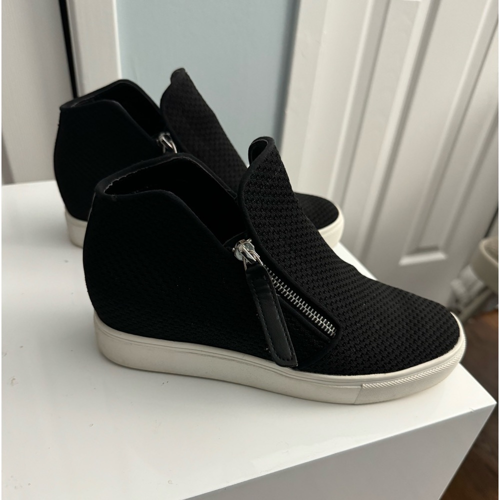 Steve Madden Click Style Black Zipper Sneakers Size 7 in Box